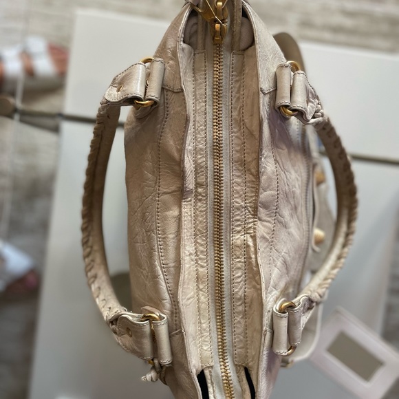 Balenciaga white city bag with gold detailing. Large size. - Picture 12 of 16